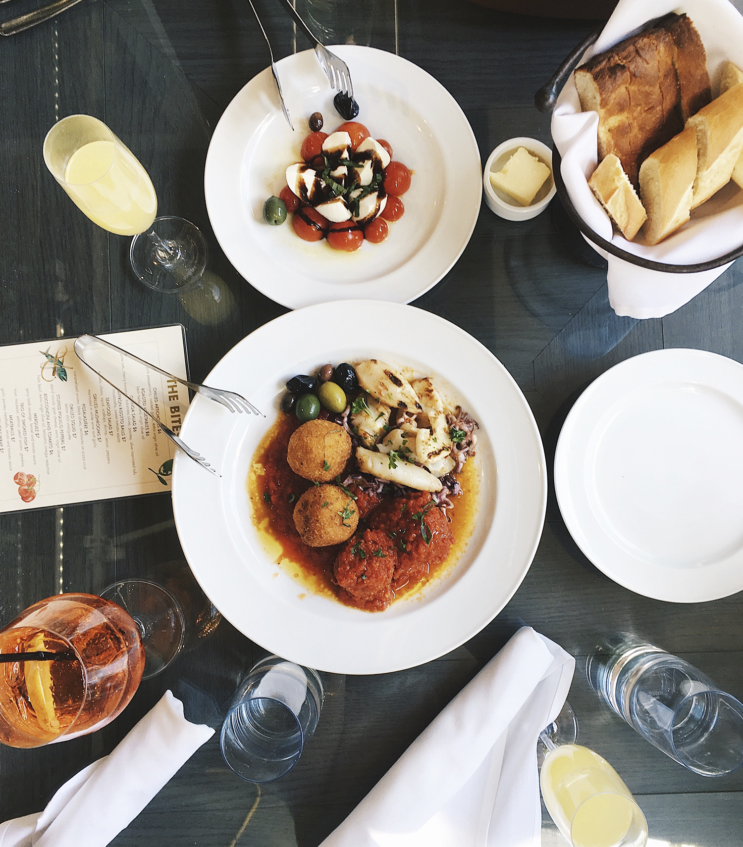 Platos con comida en restaurante